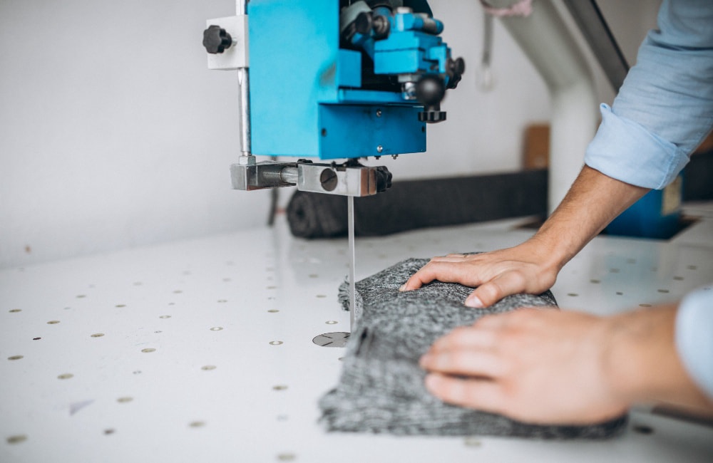 Corte mecánico de materiales elásticos para prendas moldeadoras