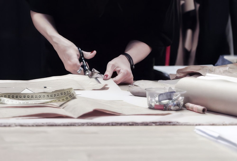Corte manual de material para una muestra de prendas moldeadoras