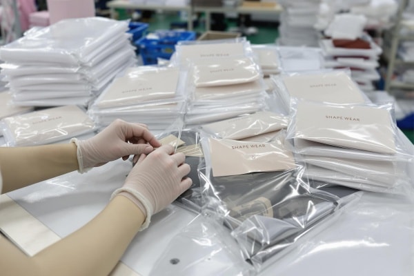 Inspección de productos de prendas moldeadoras embalados antes del envío