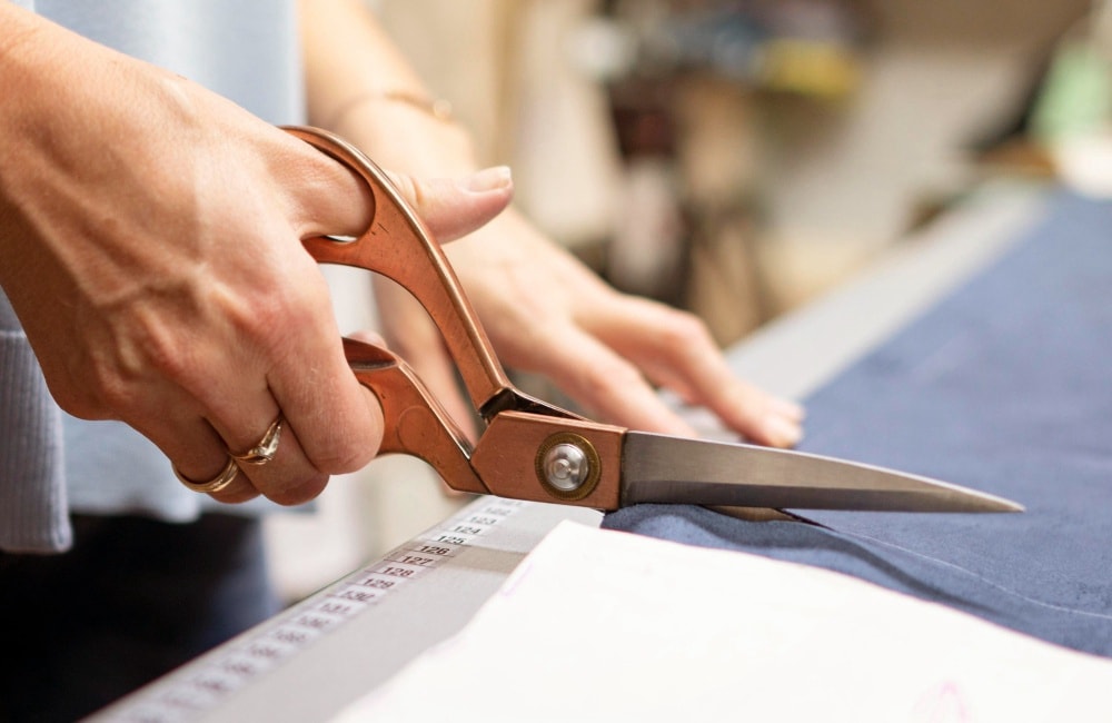 Corte manual de material para un proyecto de prendas moldeadoras